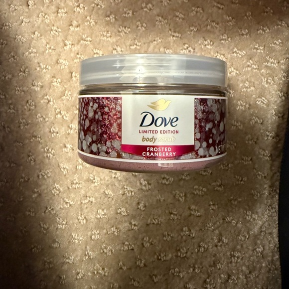 Dove Frosted Cranberry Body Scrub - Limited Edition Pink Exfoliant - Picture 1 of 1